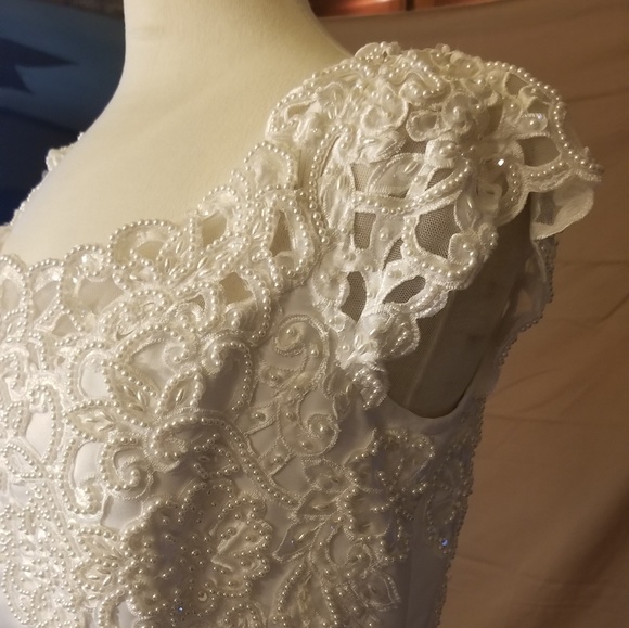 Oleg Cassini Hawaiian Style Wedding Dress - Picture 4 of 8